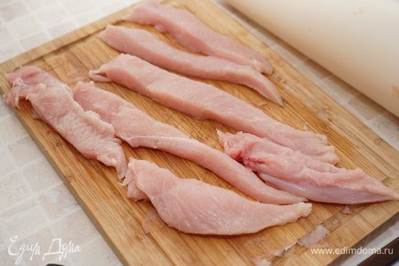 Нарезать мясо на полоски и положить в маринад. Убрать в холодильник на 1–2 часа (чем дольше, тем лучше), периодически перемешивать.