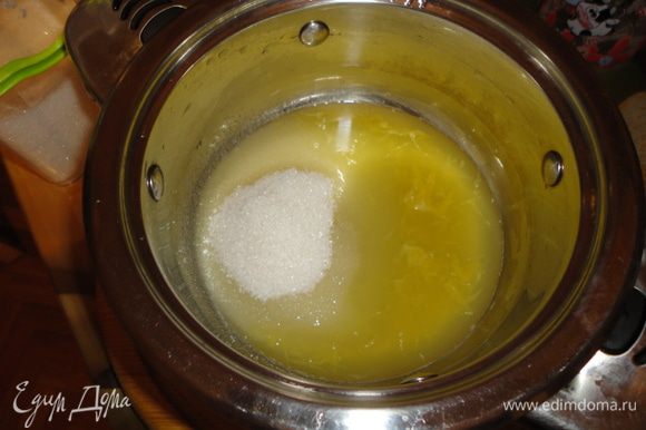 Сок отправляем в кастрюльку, добавляем 350 гр сахара (остальной сахар идет в тесто) и варим сироп.