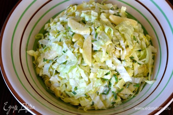Выложить салат горкой в сервировочное блюдо.