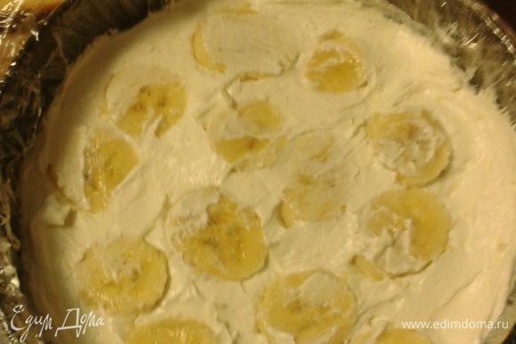 Сверху крема положить порезанный банан.