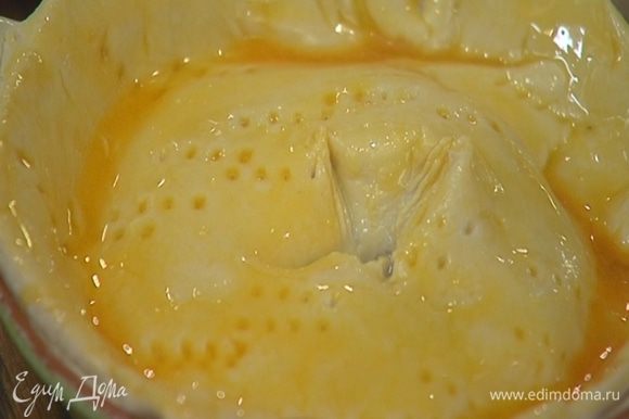 Желток взбить вилкой со щепоткой соли, смазать тесто и сделать в центре крестообразный разрез.