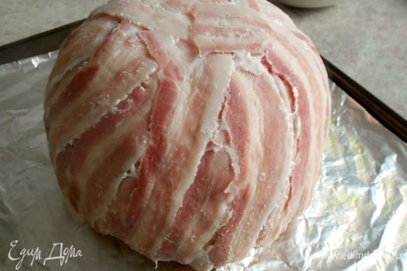 Снимите форму и верните мясо в духовку. Запекайте ещё 30-40 минут до золотисто-коричневого цвета бекона, периодически поливая его зарезервированым мясным соком. Если сверху начнёт быстро темнеть, прикройте куском фольги.