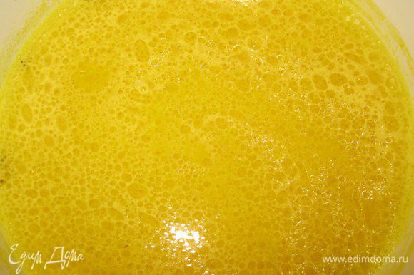 Натереть на мелкой терке 2 столовых ложки цедры апельсина и имбирь, выжать сок из одного апельсина. Все это смешать с оливковым маслом.