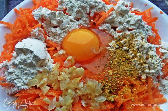 Добавить яйцо (если мелкие, то 2), немного лука с чесноком, муку, приправы опять по вкусу. Перемешиваем.