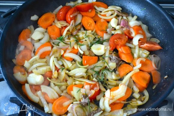 Выложить нарезанные овощи вместе с зеленью и черным перцем горошком в сковороду, где обжаривалось мясо. Обжарить пару минут.