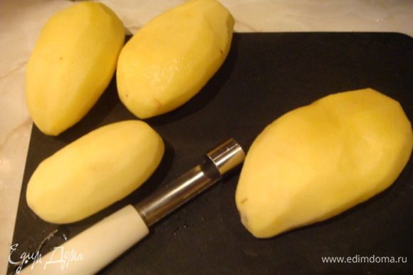 Почистить картофель и подготовить инструмент для яблок (для удаления сердцевины).
