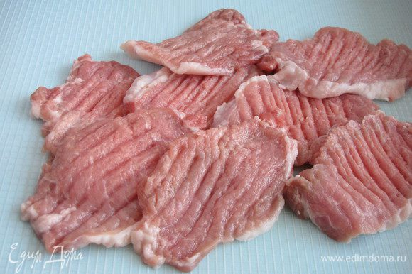Мясо нарезать пластиками толщиной 1 см. и немного отбить.