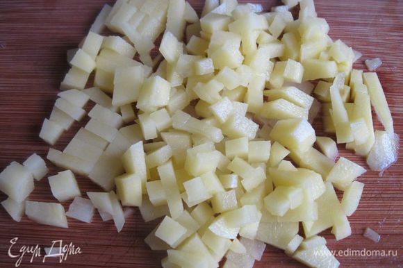 Картофель порезать небольшими кубиками со стороной каждого из них – 0,5 см. Опустить картофельные кубики в воду, в которой лежали половинки картофеля.