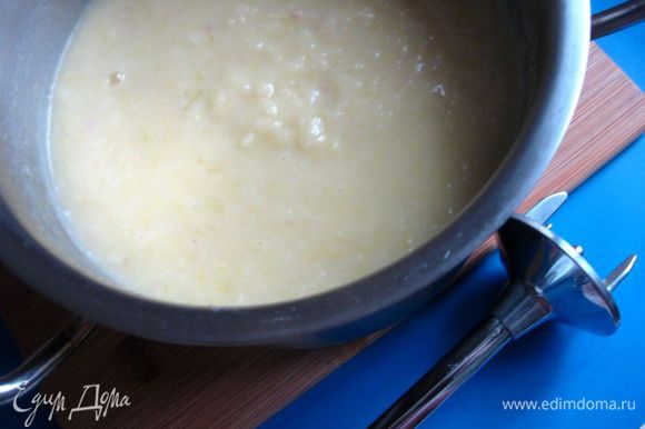 Дать немного остыть, пюрировать часть супа погруженным блендером. Соединить две части, добавить сливки и перемешать.