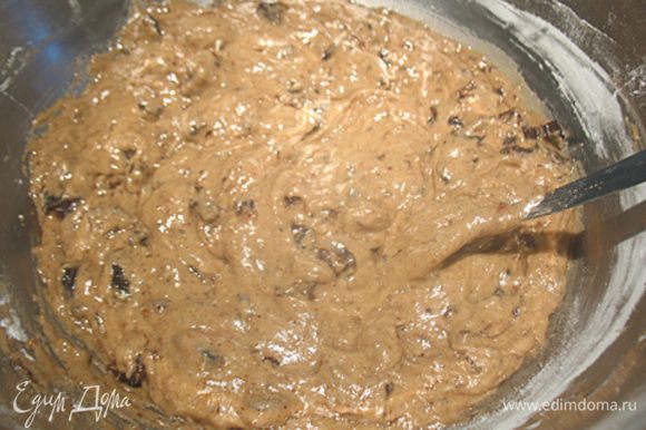 В муку добавить чернослив и замесить тесто. Белок взбить до устойчивых пиков и аккуратно ввести в тесто.