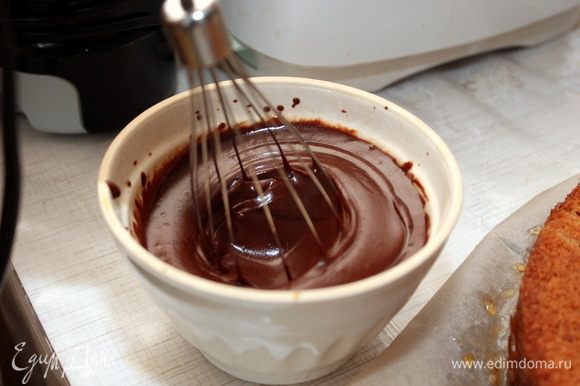 Поломайте шоколад и сложите его в миску. Вылейте горячие карамельные сливки в миску с шоколадом. Добавьте сливочное масло. Подождите 30 секунд и медленно начните перемешивать, пока вся смесь не станет однородной. Взбейте ганаш блендером.