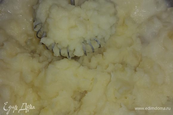 Когда картофель сварился, слила воду, добавила масло, молоко, соль и сделала пюре.