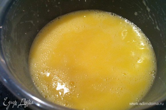 Перед подачей утку полейте апельсиновым сиропом, и подавайте с клюквенным соусом. Для апельсинового сиропа: апельсин нарежьте ломтиками, добавьте мед, 200 мл воды, и варите 10 минут, процедите, добавьте имбирь и вино и варите еще 10 минут.