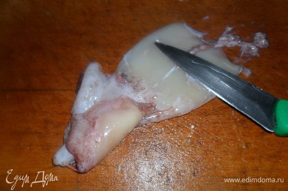 Очистить кальмары от кожицы с помощью ножа. Я всегда беру не очищенные кальмары и мелкие, они намного нежнее на вкус.