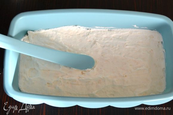 Берем форму, которую удобно поставить в морозилку, и выкладываем половину сливочной массы с меренгами ровным слоем на дно формы.