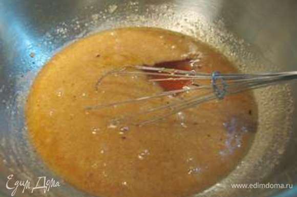 Добавляем мед/инвертный сироп и перемешиваем. В теплой воде растворить кофе, влить в тесто и хорошо перемешать.