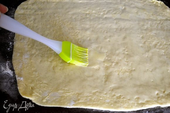 Растопить оставшиеся 30 грамм сливочного масла и смазать тесто.