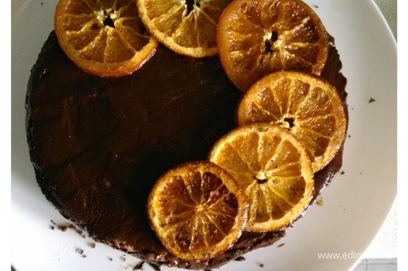 Растопить шоколад, смешать со сливками, покрыть десерт глазурью (не очень горячей), украсить апельсинами и убрать в холодильник. Наслаждайтесь!