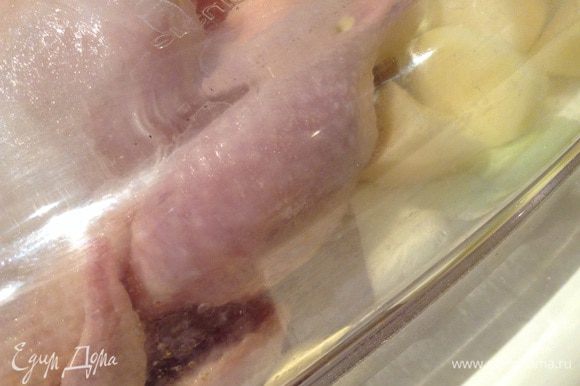 Накрыть крышкой и выпекать 1 ч. 30 мин. при 200*С. Открыть крышку и запекать еще 30 минут (поливая курицу жидкостью, которая образуется на дне формы).