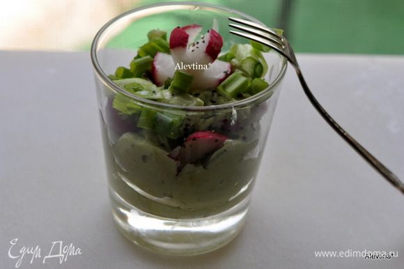 Выложить в стеклянную емкость смесь авокадо, добавить редис дольками или кружками, сверху украсить зеленым луком мелко порезанным и редиской в виде цветка. Приятного аппетита.