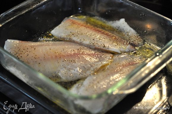 Разогреть духовку до 180 гр. Подсушить кедровые орешки. В жаропрочную форму выложить филе рыбы. Посолить и поперчить с обеих сторон. Добавить оливковое масло и вино.
