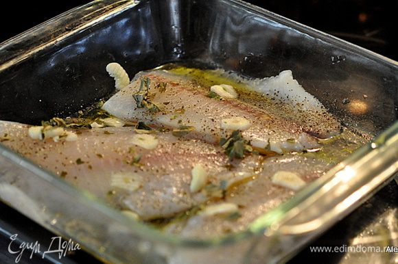 Затем добавить чеснок и порубленный базилик. Накрыть фольгой и поставить в разогретую духовку на 200 гр на 15 мин.