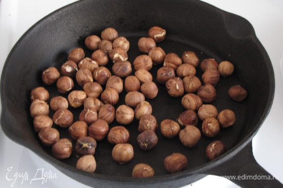 Орехи обжарить на сухой сковороде и дать остыть. Несколько орехов порубить в крупную крошку, остальные перемолоть с морской солью.