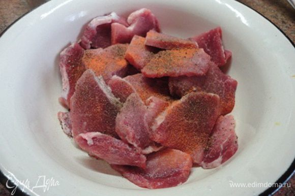 Мясо нарезать тонкими небольшими кусочками, посолить и поперчить.
