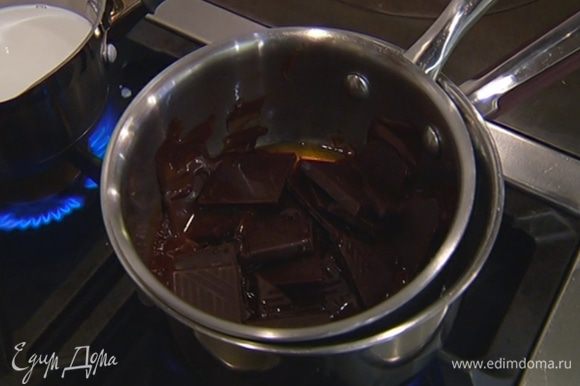 Приготовить крем: шоколад поломать небольшими кусочками и вместе с ромом растопить на водяной бане.