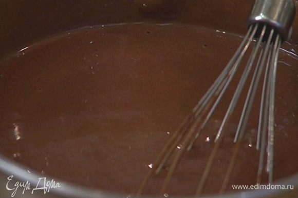 В растопленный шоколад с ромом, непрерывно перемешивая, тонкой струйкой влить молочно-яичную массу, все вымешать.