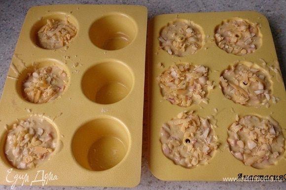 Посыпать тертым сыром и оставшимся орехом.