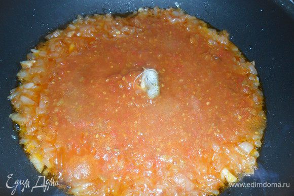 Положите перетертые томаты, томатную пасту, букет гарни, сахар и доведите до кипения. Варите 10-15 минут, пока соус не загустеет. Выньте букет гарни и разбавьте соус водой, где-то 150-200 мл.