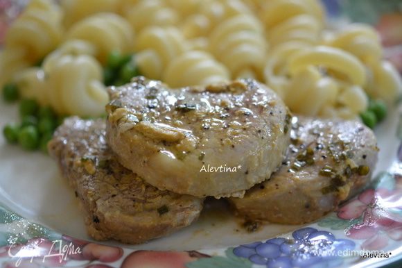 Подаем с соусом и готовым гарниром по вкусу. Приятного аппетита.