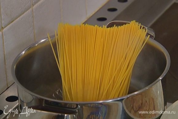 Спагетти целиком опустить в кипящую соленую воду и варить на 1–2 минуты меньше, чем указано в инструкции на упаковке, затем воду слить и сохранить.