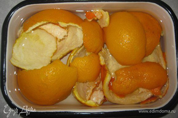 Кожуру 3 апельсинов и 3 грейпфрутов, которую мы насобирали, замачиваем в воде на сутки. Что бы ушла горечь. И они набухнут и станут мягкими.