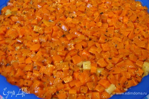 Последний слой из моркови. Все придавливать вилкой, чтобы салат приобрел форму.