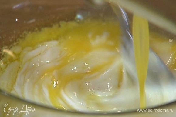Йогурт соединить с 80 мл оливкового масла и ванильным экстрактом, влить растопленное масло и перемешать, затем добавить яйцо и еще раз перемешать.