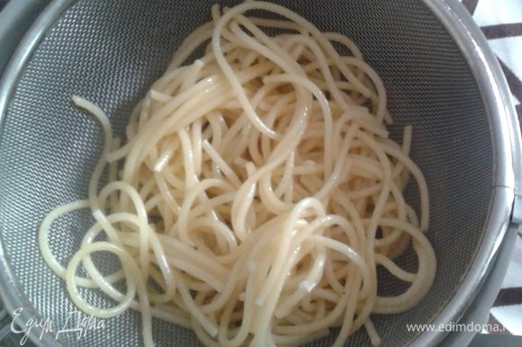 Спагетти отварить в соответствии с указаниями на упаковке.