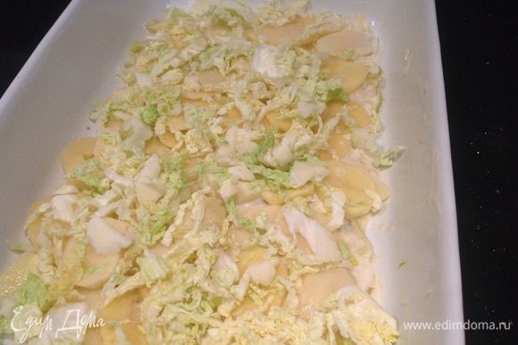 В соус выложите 1/3 часть ломтиков картофеля, посолите. Сверху выложите половину капусты и...