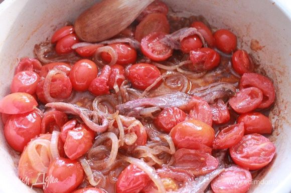 Для соуса разогрейте в сковороде 2 столовые ложки масла и обжарьте нарезанный кружочками лук. Добавьте помидоры и закройте крышкой, тушите 15 минут. Затем добавьте анчоусы и уберите с плиты. Разогрейте духовку до 220 градусов.