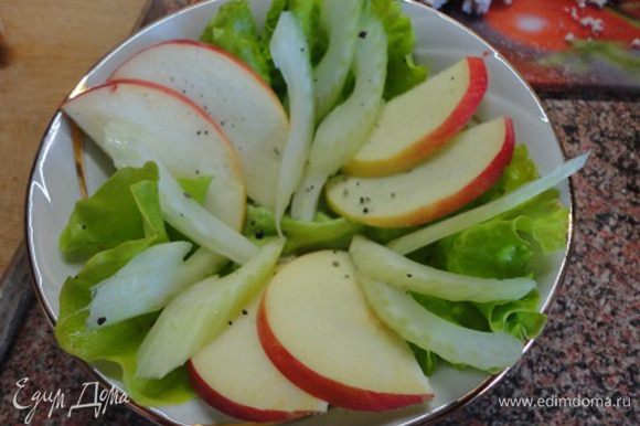 Начинаем укладывать в такой последовательности: листья салата, затем сельдерей и яблоки.