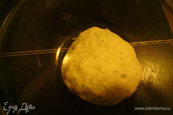 В глубокой посуде смешать все ингредиенты: сыр натереть на мелкой терке, лук покрошить (можете использовать сушеный). Замесить тесто, накрыть пленкой и оставить на 40 минут.