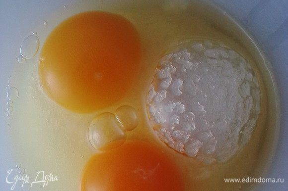 Взбить яйца с сахаром, добавить растопленное масло, протертый через сито творог, молоко и манку.