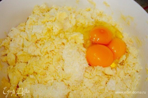 Из муки, тертого сыра Чаддера, размягченного сливочного масла и из 3 яиц вымешиваем тесто. Сливочное масло можно заменить на маргарин.
