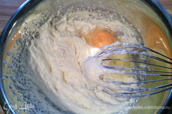 Мягкое масло взбить с сахаром и щепоткой соли до белой пышной массы, добавить и вбить по одному яйца. Муку смешать с разрыхлителем, просеять частями в масляную массу и, подливая по чуть-чуть молоко, замесить тесто.