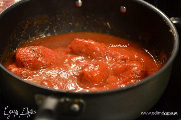 На сковороду добавить вино, затем баночку томатов в соку, томатную пасту, базилик, розмарин, красный перец, довести до кипения. Убавить огонь и тушить 10 мин.