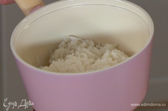 Рис отварить до готовности согласно инструкции на упаковке.