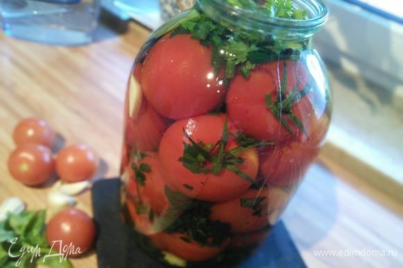 Через несколько недель ароматные помидоры готовы к употреблению. Закусон мировой. Приятного аппетита!
