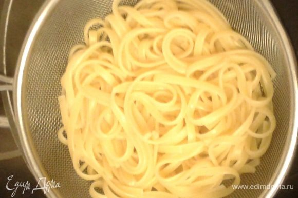 Лингвине отварить в 8-10 минут (если спагетти, то варим в зависимости от толщины, чем тоньше тем время варки короче), затем откинуть на дуршлаг.