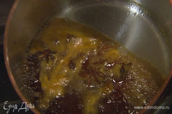 Приготовить сироп: из 4 мандаринов выжать сок, соединить его в небольшой кастрюле с соком лимона и сахаром, добавить бадьян и слегка уварить сироп на небольшом огне.